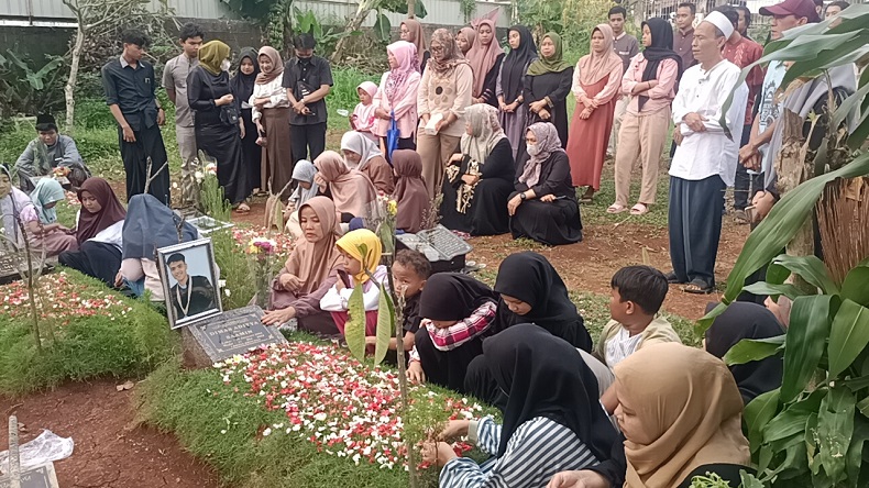 40 Hari Kecelakaan Bus SMK Lingga Kencana, Keluarga Tabur Bunga di Makam Korban