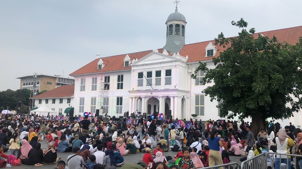 Seru! Perayaan HUT Jakarta di Kota Tua, Wisatawan Menikmati Video Mapping dan Kembang Api