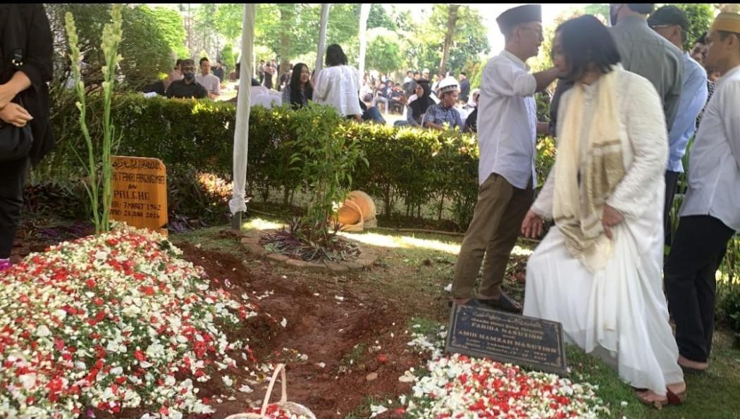Mantan Menteri  BUMN Tanri Abeng Dimakamkan di Samping Istrinya Kawasan Ulujami Jaksel
