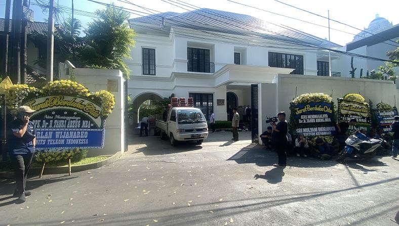 Tanri Abeng Meninggal, Rumah Duka Dipenuhi Karangan Bunga