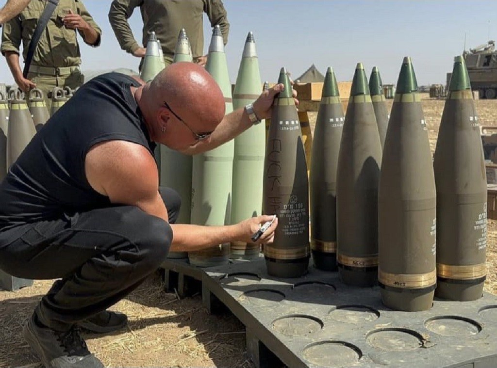 Parah! Vokalis Band Disturbed David Draiman Dukung Genosida di Gaza, Tulis Pesan di Amunisi Israel