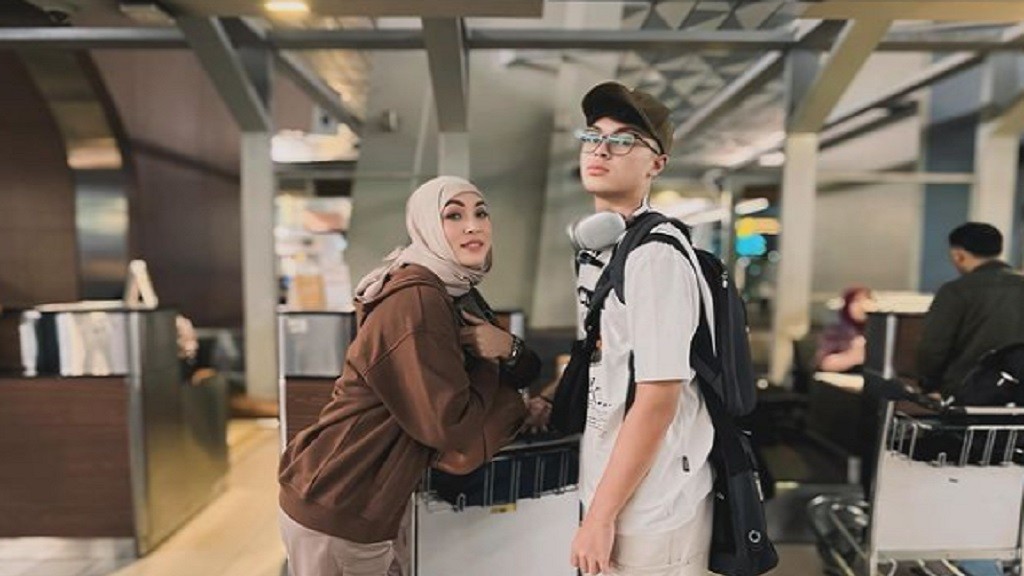 Angelina Sondakh Antar Keanu Massaid ke Barcelona, Temani Anak Mengejar Mimpi