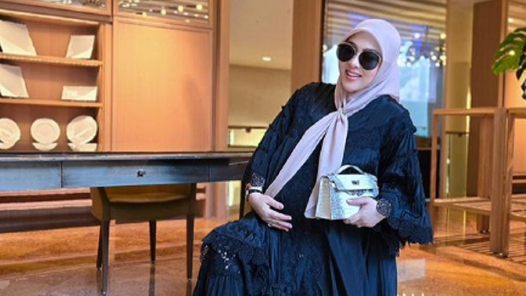 Jelang Lahiran, sang Ibunda Bocorkan Bayi Syahrini Bereaksi usai Salat Tahajud