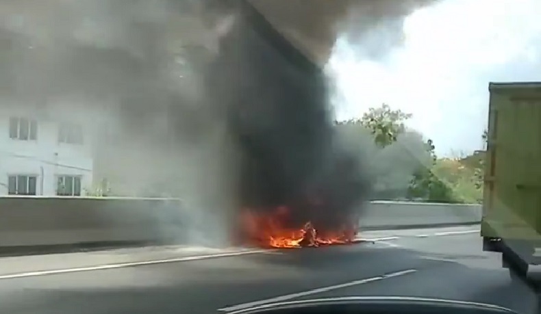 Kebakaran Mobil di Tol JORR Bekasi, Bawa Kitchen Set dan Thinner