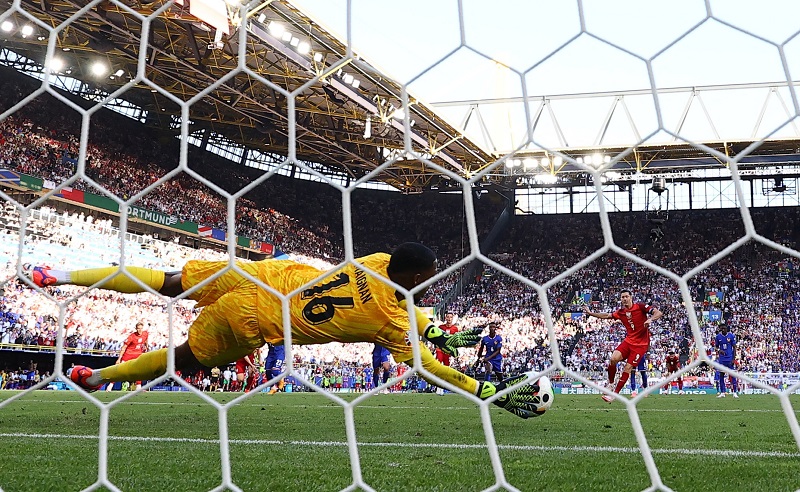 Maarten Paes Murka Lihat Aksi Mike Maignan Tepis Penalti Robert Lewandowksi Diulang, Kenapa?