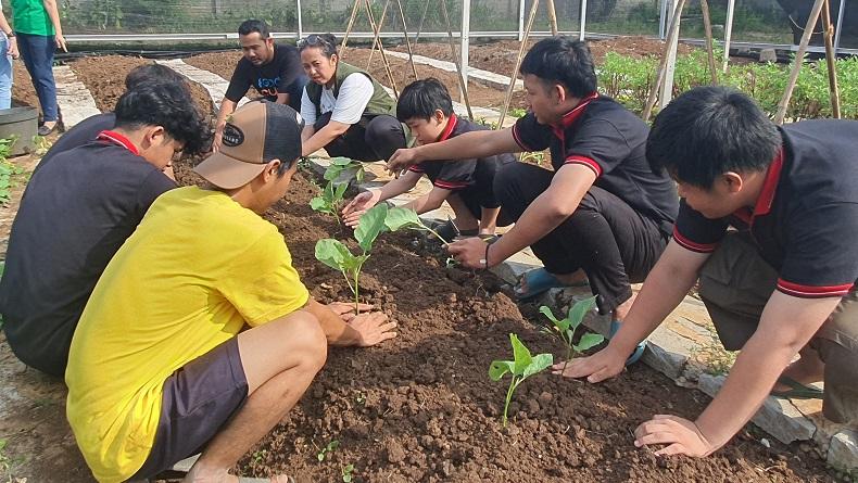 MNC Peduli Salurkan Pupuk Kasgot untuk Berkebun di Panti Asuhan Tangsel