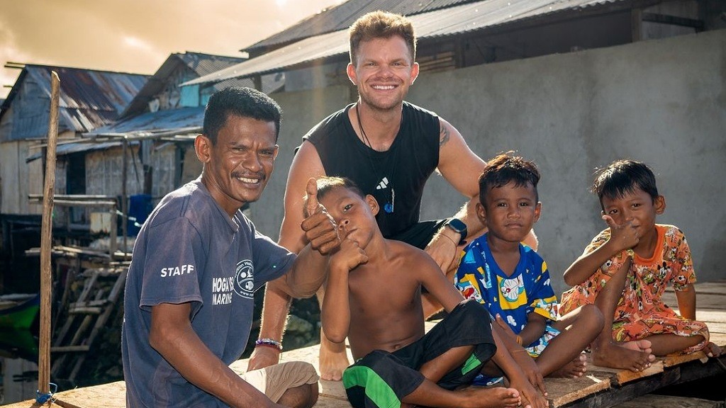 Siapa Sosok YouTuber Denmark Viral yang Perbaiki Jembatan di Wakatobi?