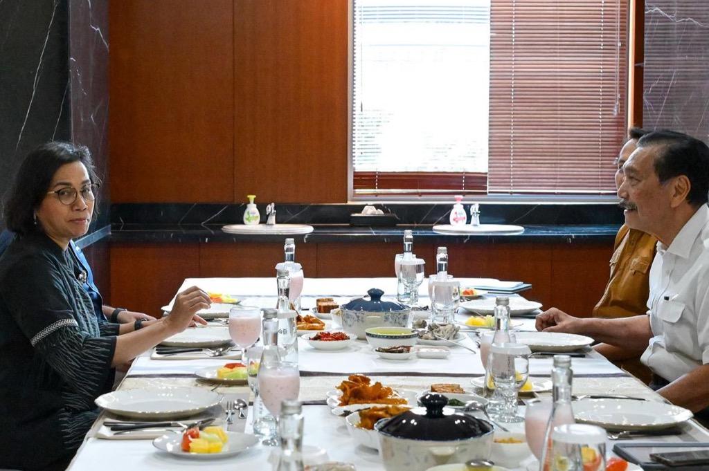 Potret Sri Mulyani Makan Nasi Padang Bareng Luhut, Netizen: Dilobi Jadi Menkeu Nih?