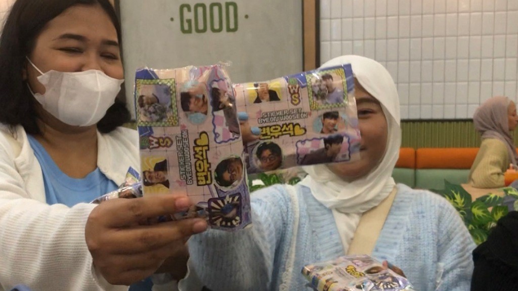 Fans Byeon Woo Seok Bagikan Freebies di Fan Meeting, Ada yang Dibuatkan Suami