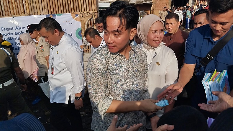 Heru Budi dan Gibran Tengok Pengerukan Kali Semongol Jakbar, Sambil Bagi-bagi Susu