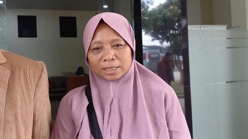 Momen Ayah dan Ibu Jenguk Pegi Setiawan di Polda Jabar, Bawa Ikan Tongkol dan Orek Tempe