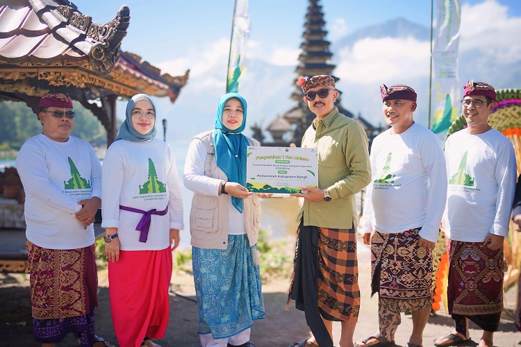 Peduli Kesehatan Lingkungan, Pegadaian Sebarkan Eco Enzyme di Danau Batur Bali