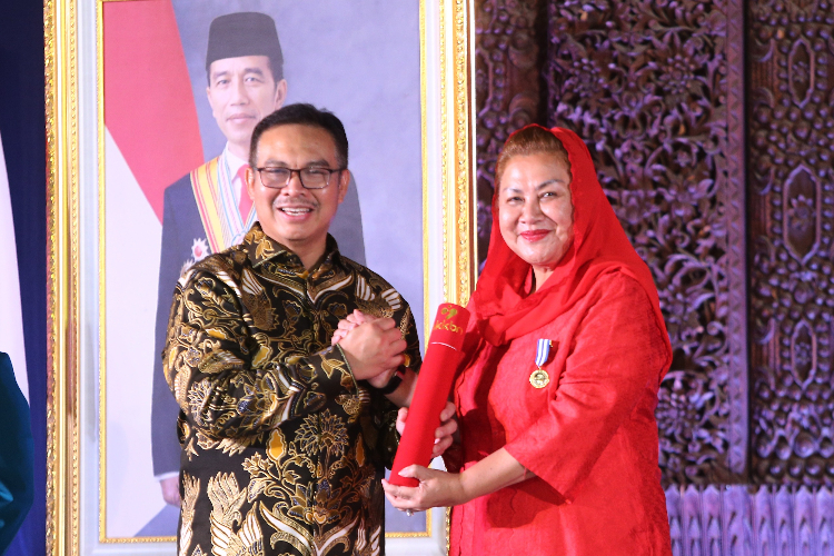 Galakkan Program Pembangunan Keluarga, Mbak Ita Raih Penghargaan Manggala Karya Kencana