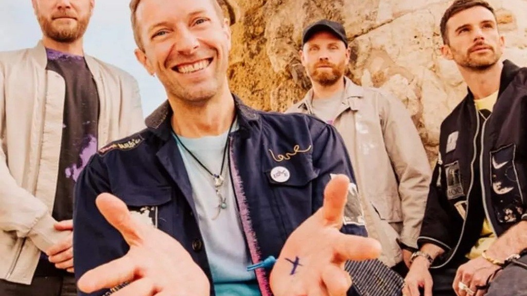 Chris Martin Minta Fans Sebarkan Pesan Damai saat Manggung di Glastonbury: Anda Bisa Mengirimkannya ke Mana Saja