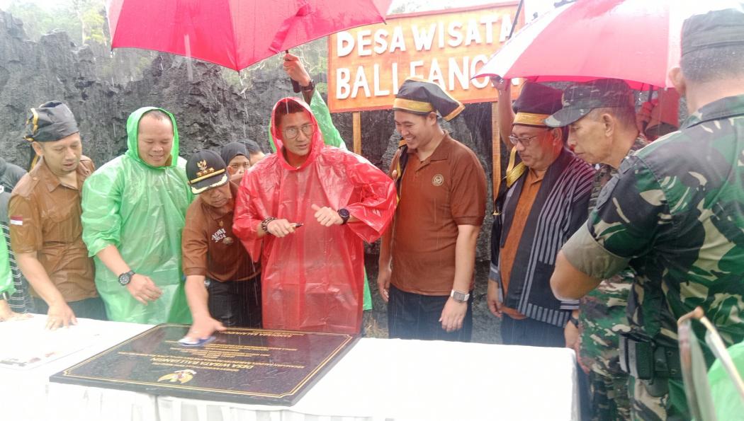 Tak Ingin Kecewakan Warga Desa Wisata Balleangin, Sandiaga Uno Rela Hujan-hujan