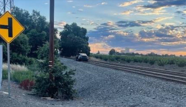Pakai Mode Autopilot, Pengendara Tesla Ini Malah Masuk Jalur Rel Kereta