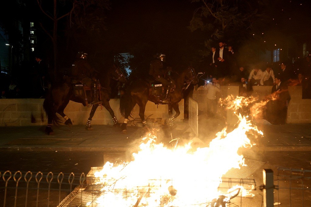 Tolak Wajib Militer, Massa Yahudi Ultra-Ortodoks Bentrok dengan Polisi Israel