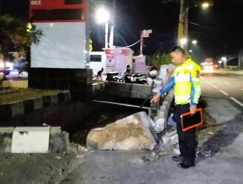 Remaja Boncengan 3 Naik Motor Tabrak Truk di Kulonprogo, 1 Tewas 2 Luka