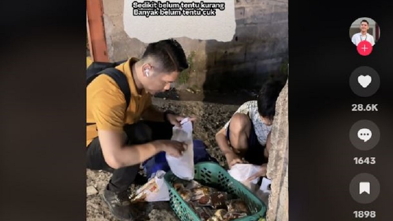 Pilu! Perjuangan Bocah Putus Sekolah Gantikan Ayah Jualan Kue untuk Bantu Ibu