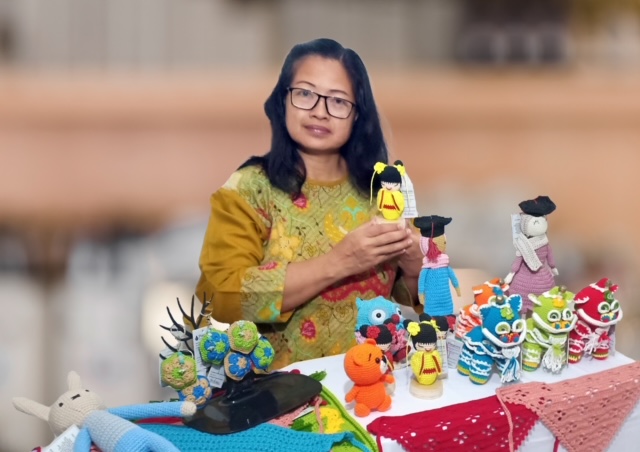 Cerita Nasabah PNM Mekaar Geluti Hobi Rajut yang Membawa Hoki