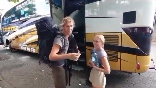 Viral Pria di Terminal Bantu Bule Naik Bus AKAS Pakai Bahasa Inggris Aksen Jawa, Netizen: Good Job Mas