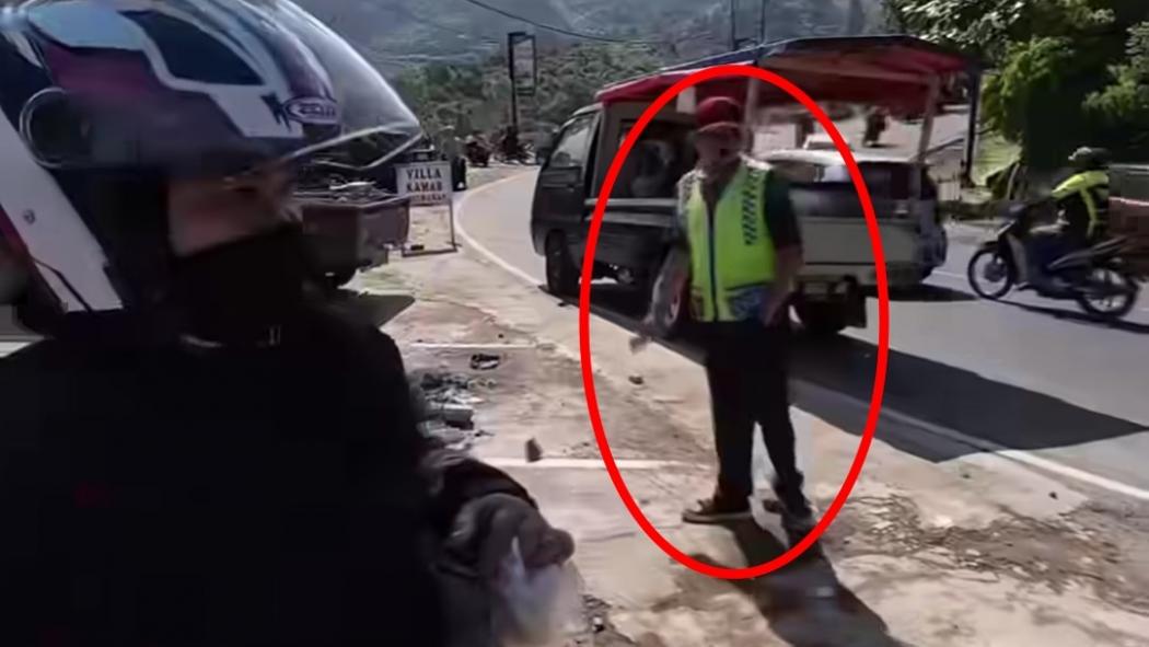 PKL Hilang di Jalan Raya Puncak, Kini Muncul Juru Parkir Liar