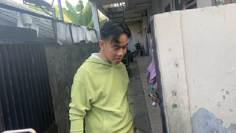 Gibran Datangi Permukiman Warga di Setiabudi Jaksel, Bagi-bagi Susu