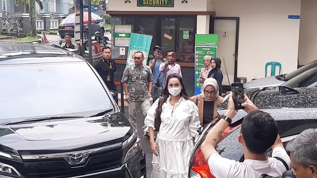 Potret Tengku Dewi Hadir di Pengadilan Agama saat Hamil Besar, Siap Cerai dari Andrew Andika