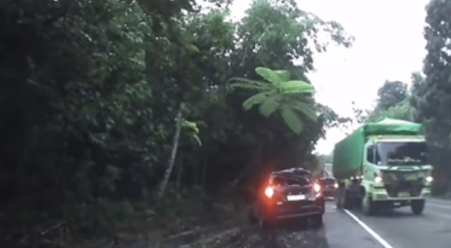 Viral Truk Tak Kuat Nanjak Tabrak Sejumlah Mobil di Sitinjau Lauik, Penumpang Selamat usai Baca Ayat Kursi