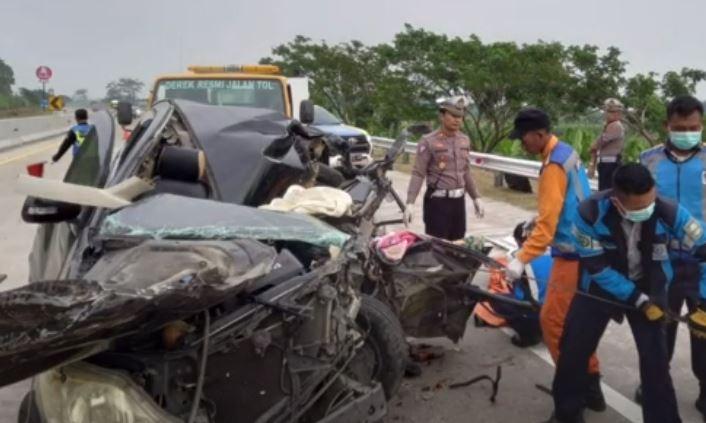 Kecelakaan Innova Tabrak Truk Tronton di Tol Semarang-Batang, 3 Tewas 3 Luka