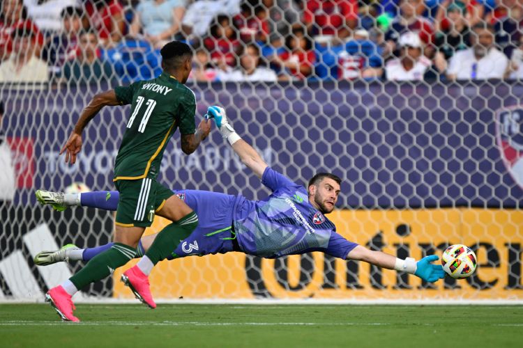 Maarten Paes Kebobolan 2 Gol, FC Dallas Menang Tipis atas Portland Timbers