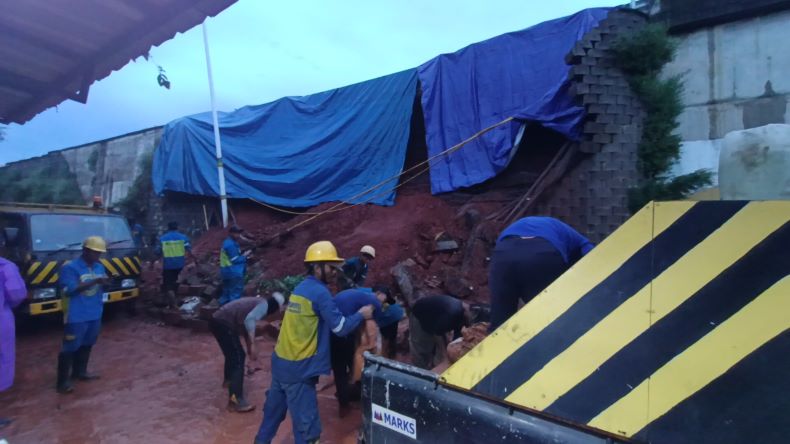 Petugas Jasa Marga Bersihkan Puing akibat Longsor di Tanggul Tol JORR Bintaro