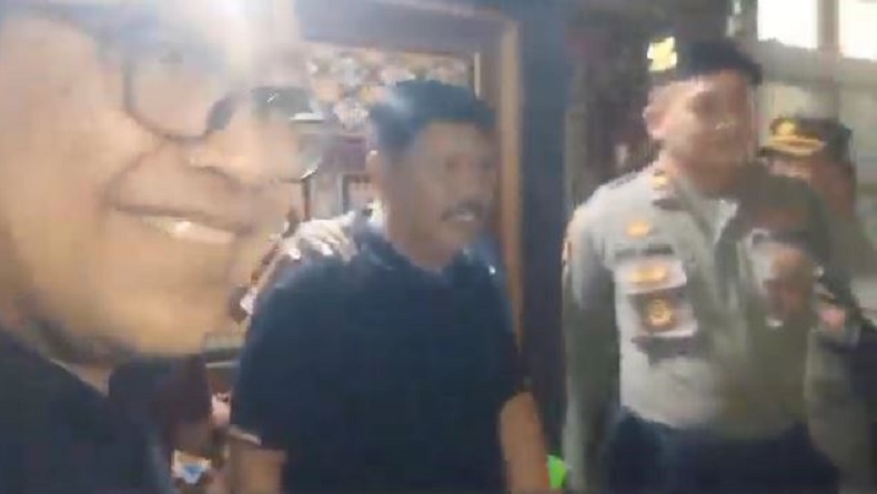 Momen Haru Eks Bupati Jembrana I Gede Winasa Bebas Bersyarat Disambut Keluarga dan Saudara