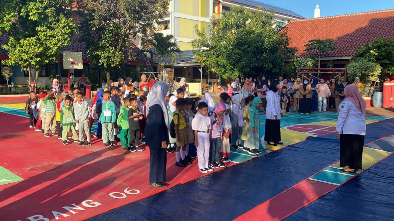 Cerita Orang Tua Anaknya Semangat Bangun Pagi di Hari Pertama Masuk SD