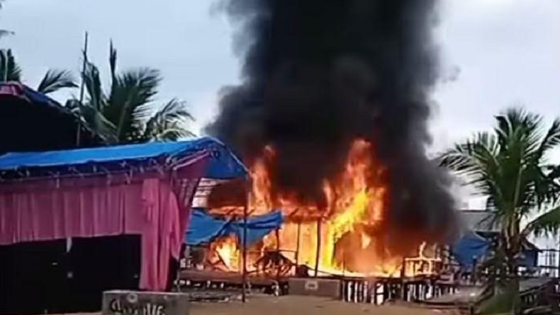 Buntut Penikaman Maut di Pesta Hajatan, Massa di Kolaka Ngamuk Cari Pelaku lalu Bakar Rumah