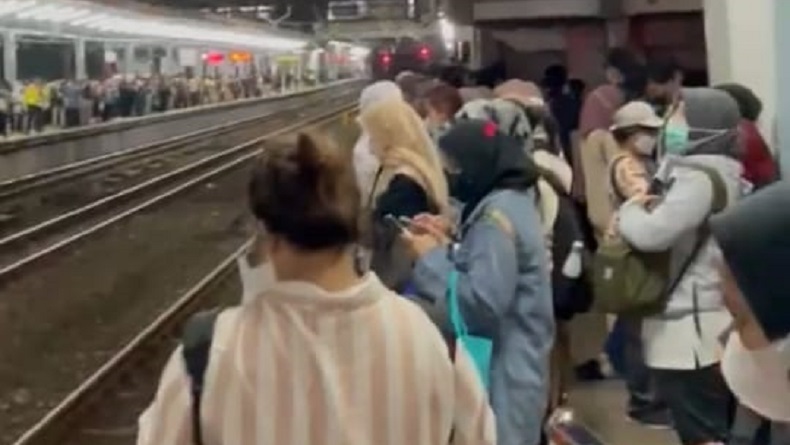Penumpang KRL Menumpuk di Stasiun Tanah Abang Imbas Perbaikan Sinyal