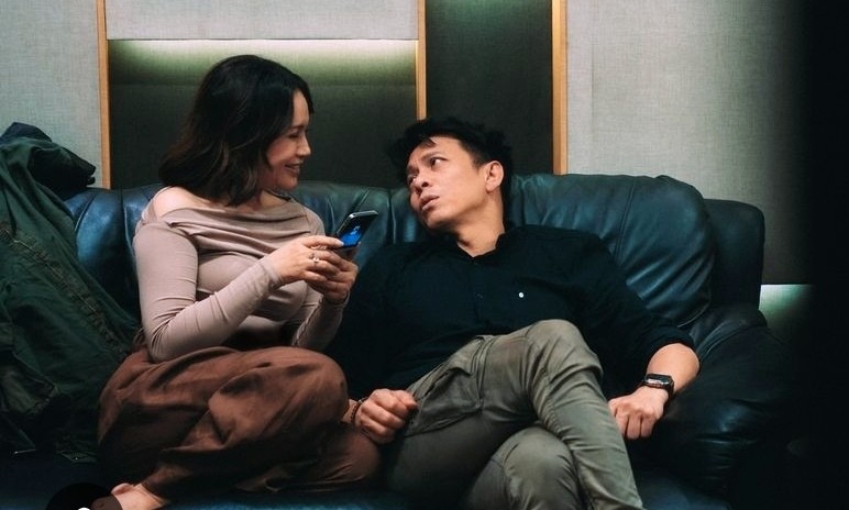 Rossa Bagikan Foto Duduk Manja dengan Ariel Noah di Sofa, Netizen: Semoga Berjodoh Ya