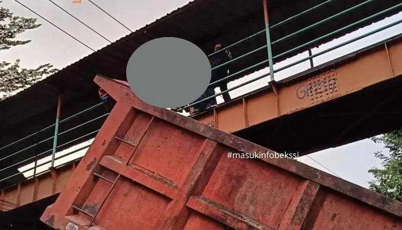 Aksi Heroik Warga Gagalkan Lansia hendak Lompat dari JPO Pasar Bantargebang