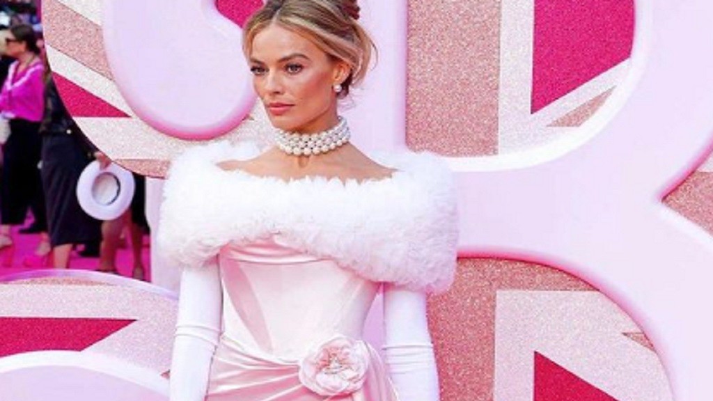 Berbadan 2, Margot Robbie Tampil Modis Pakai Crop Top saat Liburan di Italia 