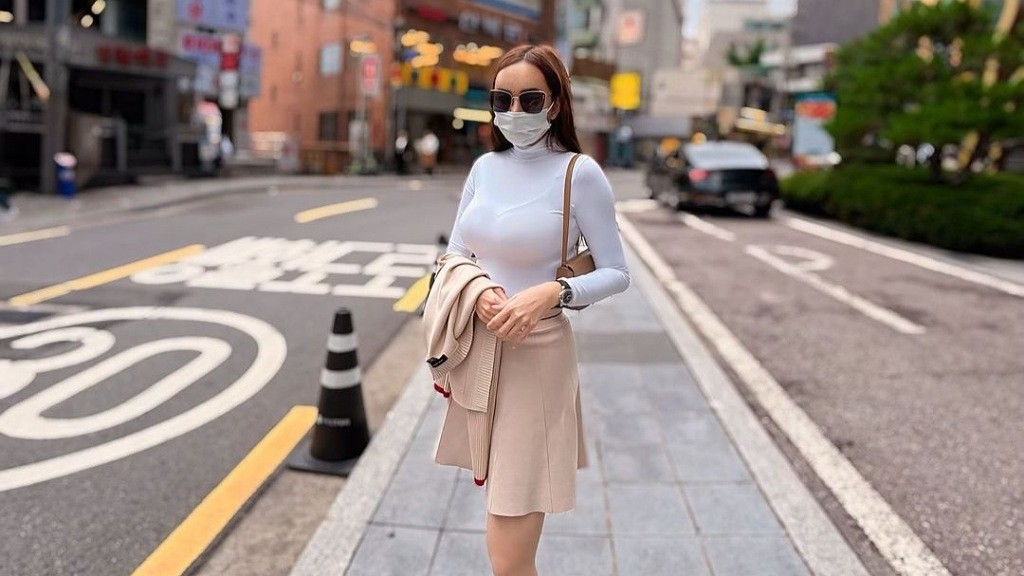 Potret Aura Kasih Tampil Feminin Pakai Rok saat Liburan, Warganet: Cantik Kak!