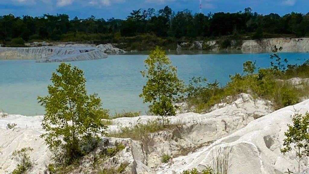 Desa di Belitung Sangat Menakjubkan, Punya Danau Kebiruan dengan Daratan Putih
