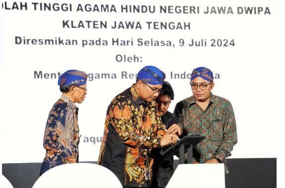 Menag Gus Yaqut Resmikan STAHN Jawa Dwipa dan Luncurkan Kitab Suci Agama Hindu