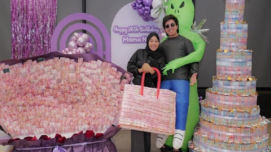 Atta Halilintar Beri Kado Tumpukan Uang Tunai untuk Aurel Hermansyah: Tahun Ini Mentahnya Saja Ya!