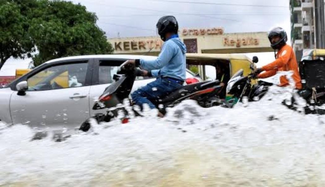 Pengendara Motor Dilarang Ganti Sandal saat Hujan, Ini Bahaya Mengintai