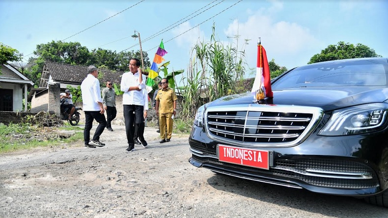 Lintasi Jalan Rusak di Lampung Selatan, Rombongan Kendaraan Jokowi Tiba-Tiba Berhenti