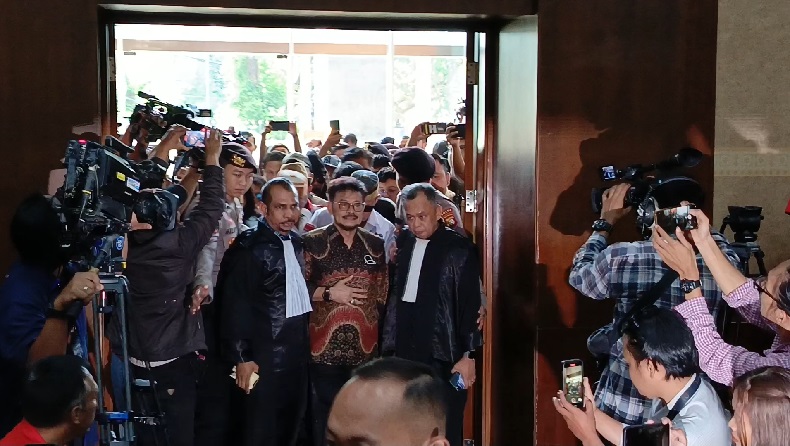 SYL Hadiri Sidang Vonis, Didampingi Keluarga dan Kerabat