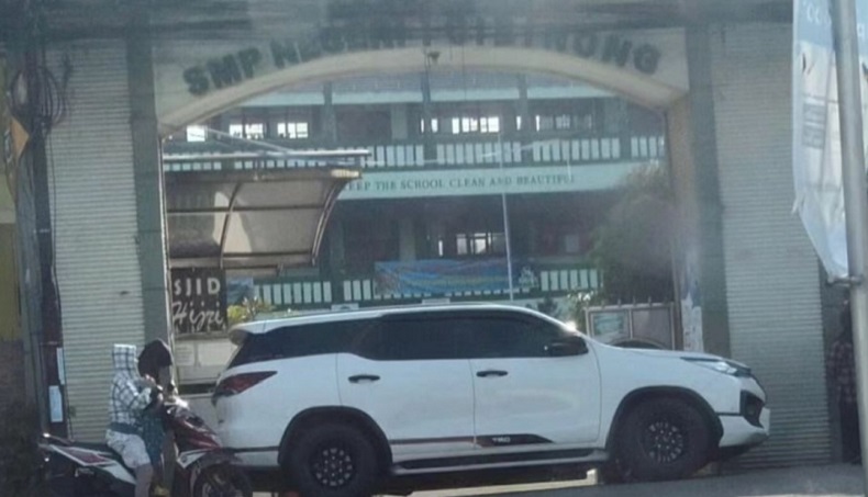 Orang Tua Parkir Mobil Depan Gerbang SMPN 1 Cibinong, Diduga akibat Anaknya Tak Lolos PPDB