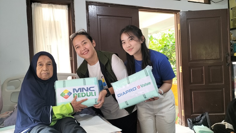 Puluhan Lansia Senang Terima Bantuan dari MNC Peduli dan Diapro Value Underpad