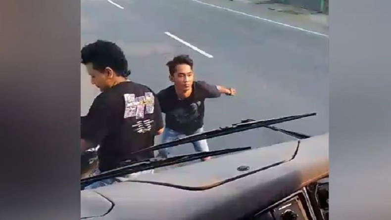 Sok Jagoan Adang Bus, 2 Pemuda di Jombang Babak Belur Diamuk Warga dan Penumpang