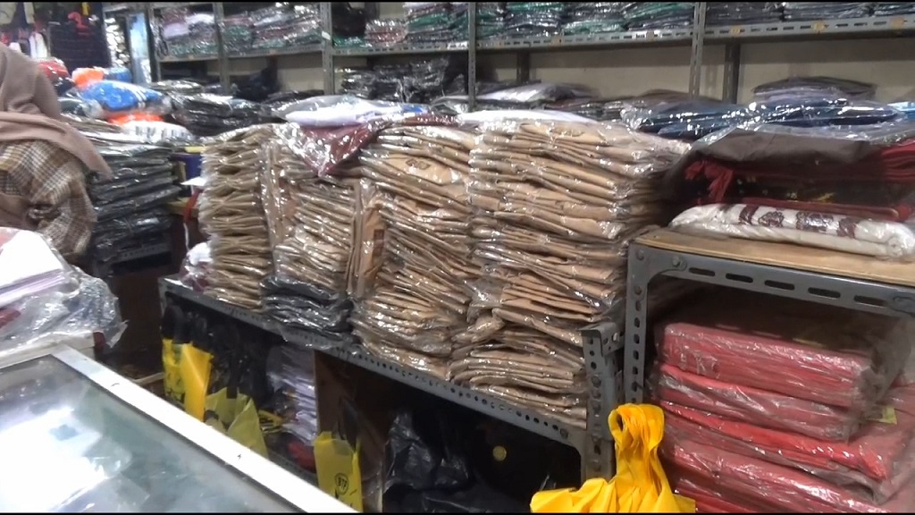 Tahun Ajaran Baru, Pedagang Seragam Sekolah Ngeluh Omzet Turun hingga 40 Persen gegara Toko Online